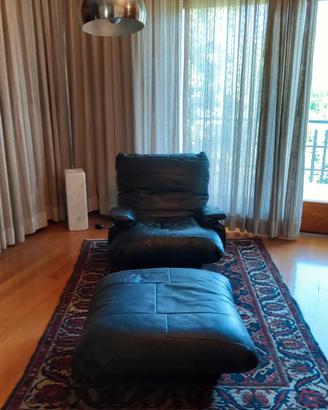 Poltrona e pouf neri in pelle