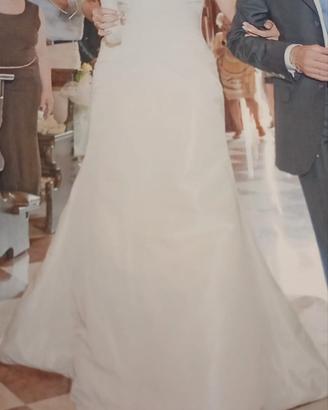 Abito da sposa con coprispalle 
