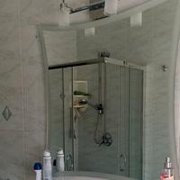 specchio bagno faretti e mensola 