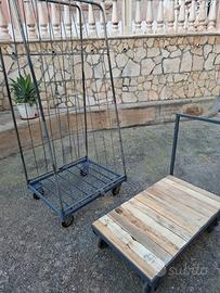 2 carrelli   uno per carico merci e uno normale