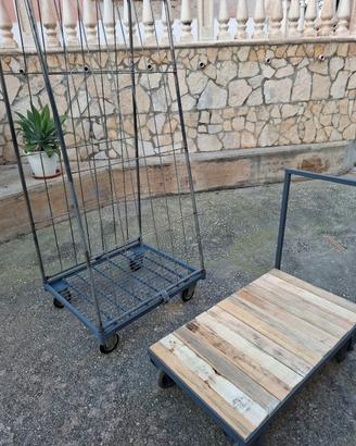 2 carrelli   uno per carico merci e uno normale