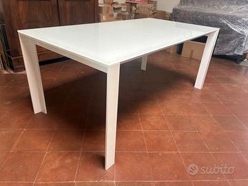 Tavolo moderno allungabile molto bello
