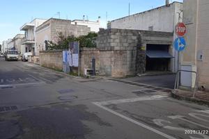 Garage con suolo edificatorio in zona commerciale