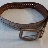 Cintura in pelle beige con borchie