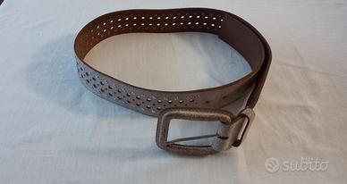 Cintura in pelle beige con borchie