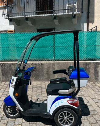 Scooter a tre ruote per disabili e anziani