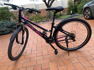 Mountain bike nera e fucsia