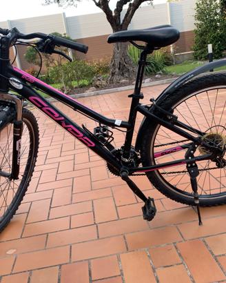 Mountain bike nera e fucsia