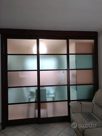 Parete divisoria scorrevole in legno e vetro