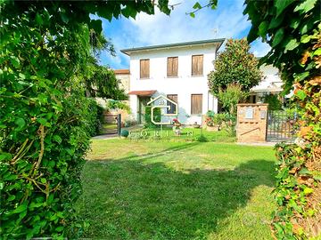 Casale con 3 unità e 9.500 mq di scoperto