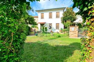 Casale con 3 unità e 9.500 mq di scoperto