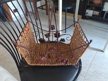 Cesta, tazze, tazzine, quadretto.
