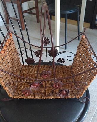 Cesta, tazze, tazzine, quadretto.