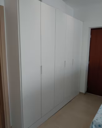 armadio corridoio stretto e grande laminato bianco