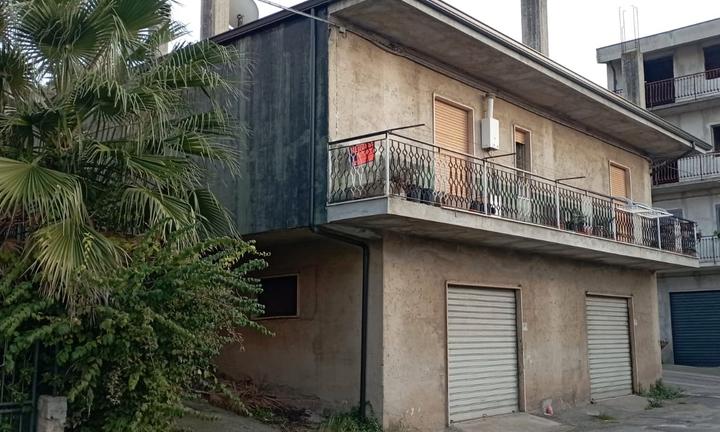 Casa Indipendente + ampio Garage e Cortile