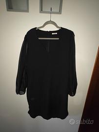 Vestito corto nero con maniche lunghe velate