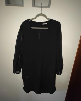 Vestito corto nero con maniche lunghe velate