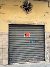 locale commerciale fronte strada con posto auto