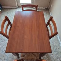 Tavolo da cucina completo di 4 sedie