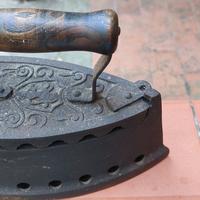 Antico ferro da stiro a carbonella