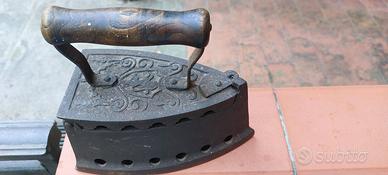 Antico ferro da stiro a carbonella