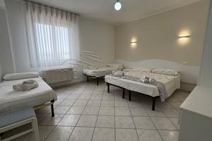 Camera quadrupla a 50 m dalla spiaggia sabbiosa