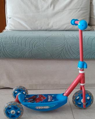 Monopattino Spiderman Uomo Ragno marca Mondo