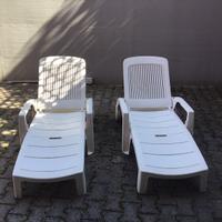 Due sdrai per giardino