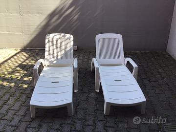 Due sdrai per giardino