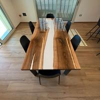 Tavolo in legno e resina