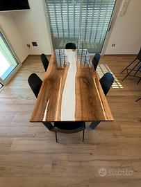 Tavolo in legno e resina