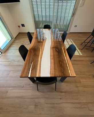 Tavolo in legno e resina