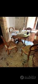 tavolo antico con sedie vintage 