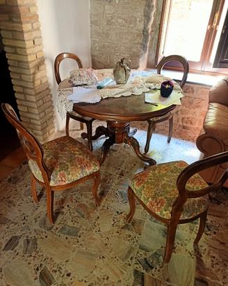 tavolo antico con sedie vintage 