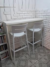 2 Sgabelli e bancone bianco di falegnameria