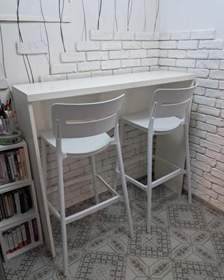 2 Sgabelli e bancone bianco di falegnameria