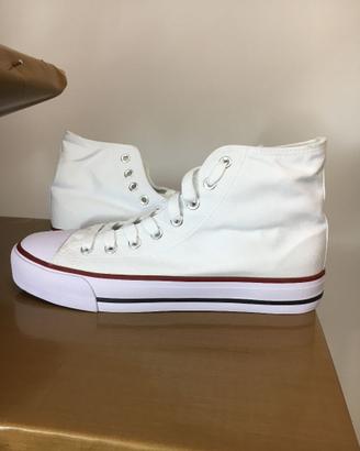 Stock Sneakers neutre bianche. Numeri dal 36 al 45