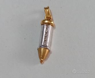 Ciondolo in oro 750 con brillant a forma di penna 