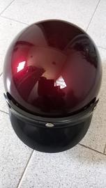 Casco con sottogola e visierina.