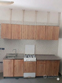 Cucina lineare completa di lavello, fuochi e pensi