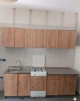 Cucina lineare completa di lavello, fuochi e pensi