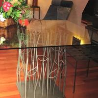 Tavolo, poltrona, lampada