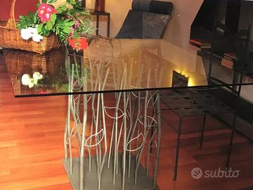 Tavolo, poltrona, lampada