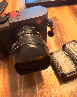 Leica Q2 tenuta maniacalmente + 2 Batt e accessori