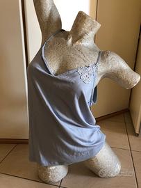 Canotta celeste con ricamo Lovable