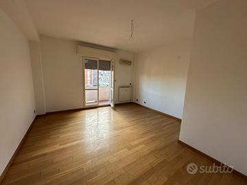 Vallemiano grazioso trilocale con balcone ampio