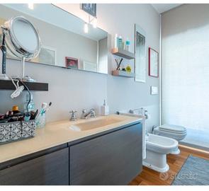 mobile sospeso per il bagno 