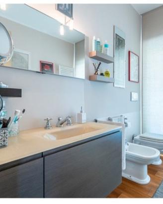 mobile sospeso per il bagno 