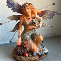 Fatina decorativa in ceramica con ali in metallo