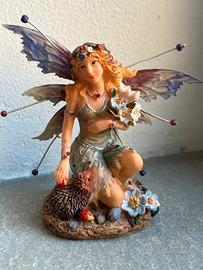 Fatina decorativa in ceramica con ali in metallo